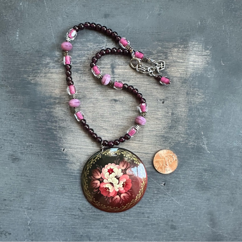Vintage hand painted Russian lacquer round brooch pendant necklace, signed, 2” - Picture 3 of 8